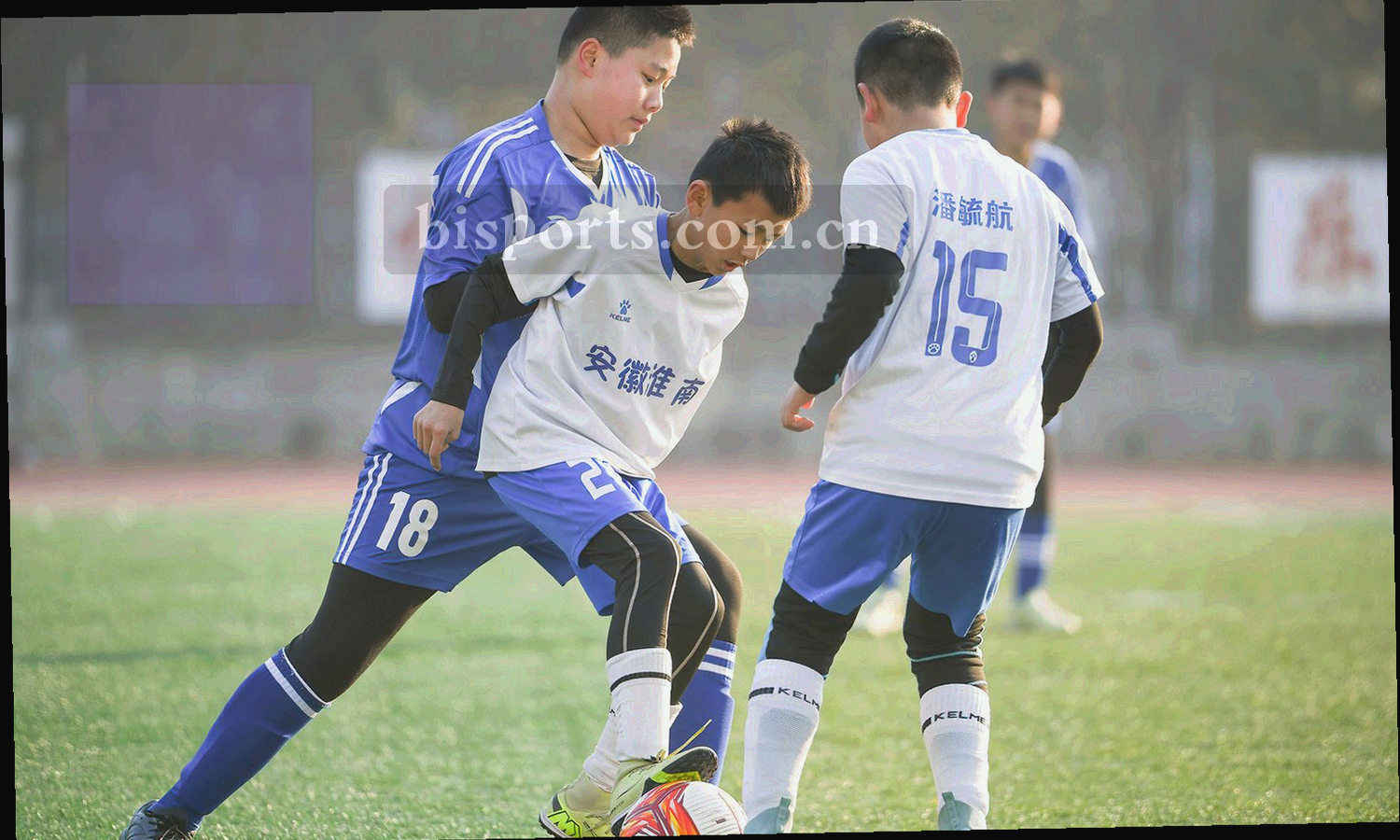 夜间服务台多屏联络界面叠影，细网格与荧光青信号线把各条通道连到同一处接待台
